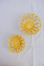 Pequenos cestos em cerâmica amarelo